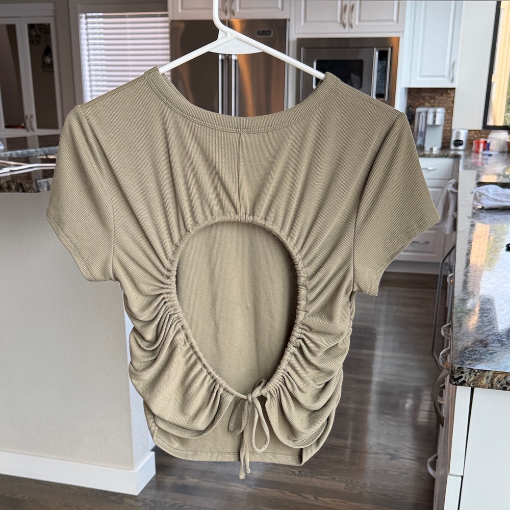 Old Navy Active Open Back Ribbed T shirt size medium olive green like new